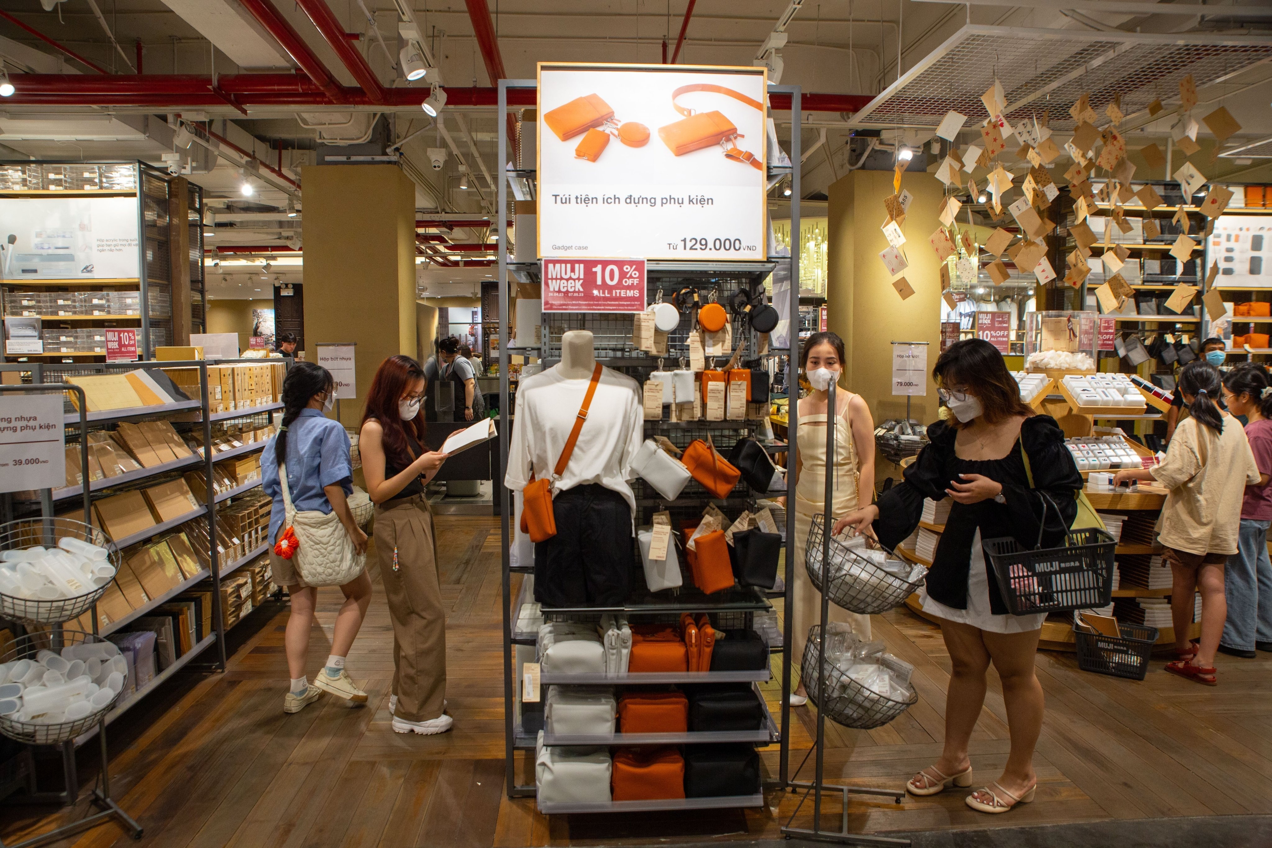 Uniqlo,  khach hang,  mat bang anh 3