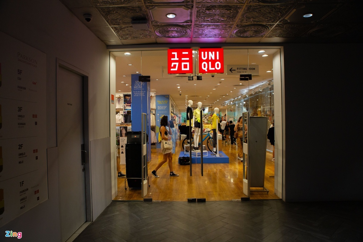 Uniqlo,  khach hang,  mat bang anh 1