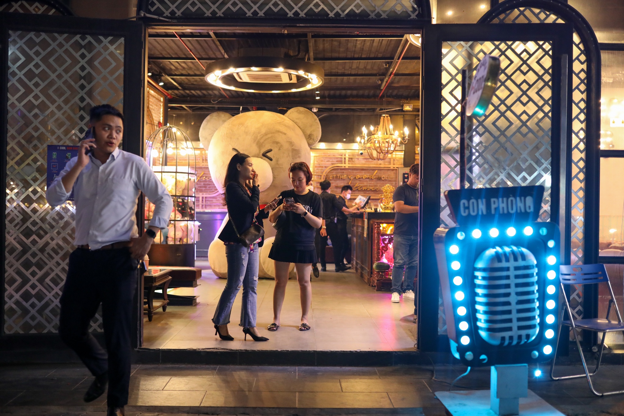 Quan karaoke o TP.HCM ruc rich mo lai hinh anh