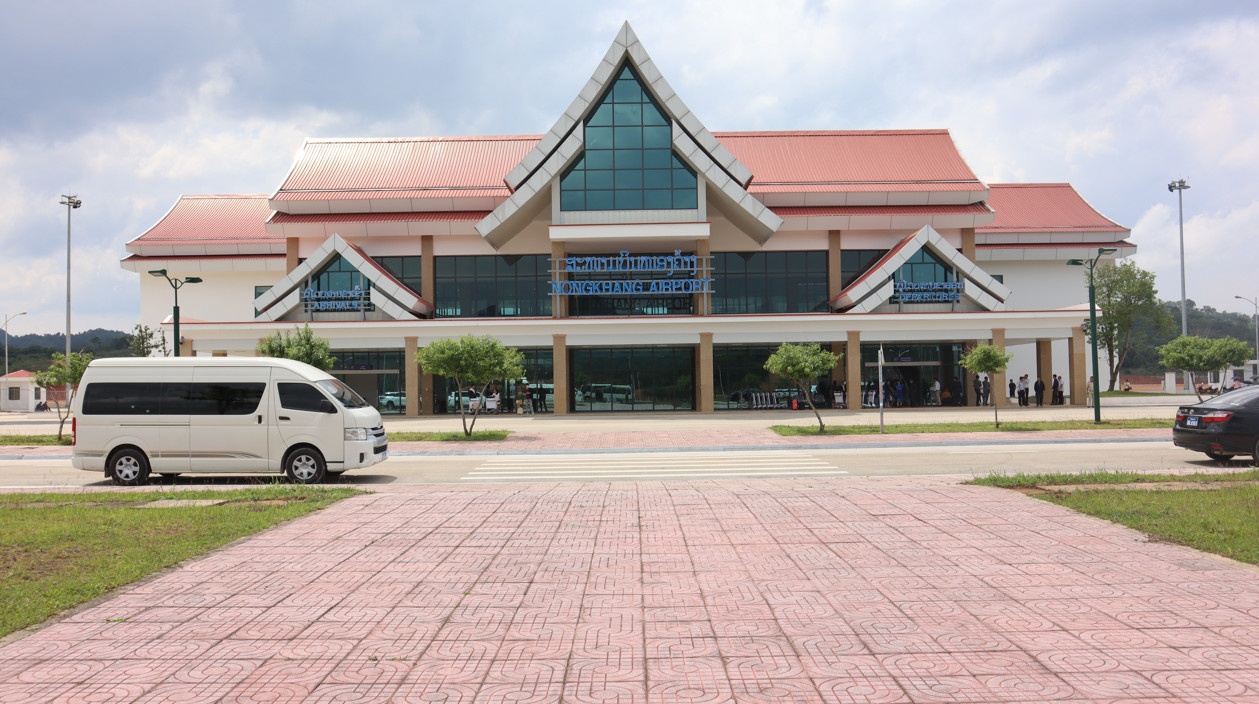 HAGL Agrico ban giao san bay Nong Khang cho Lao hinh anh