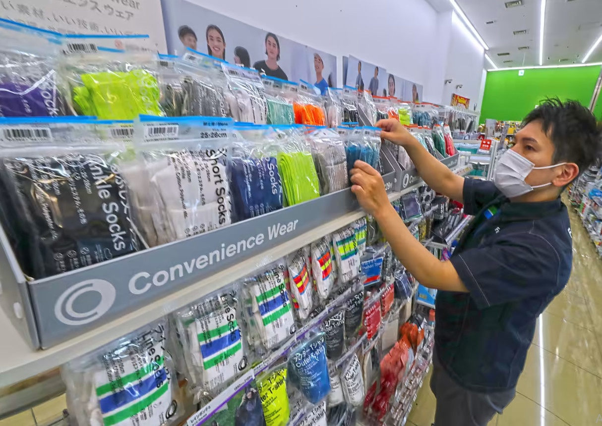 FamilyMart va tham vong ban quan ao hinh anh