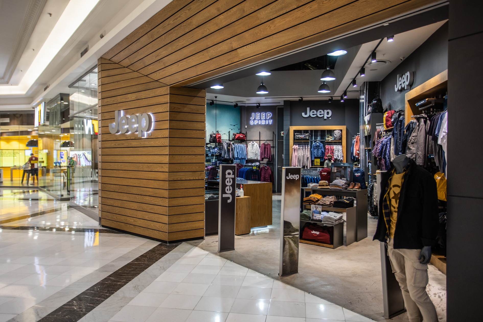 Ngan hang rao ban tai san cua nha phan phoi thoi trang Jeep o Viet Nam hinh anh