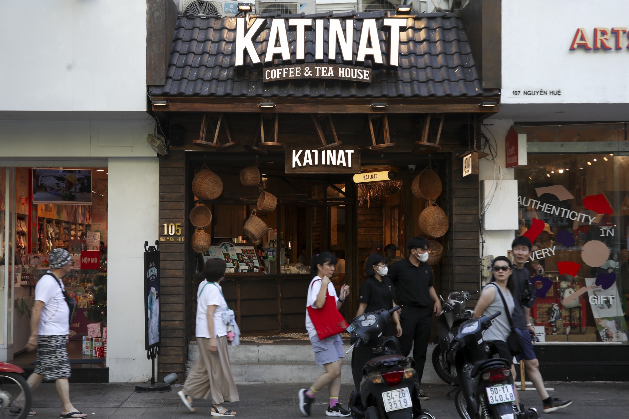 Cuoc dua gom mat bang dac dia cua cac chuoi ca phe moi noi hinh anh