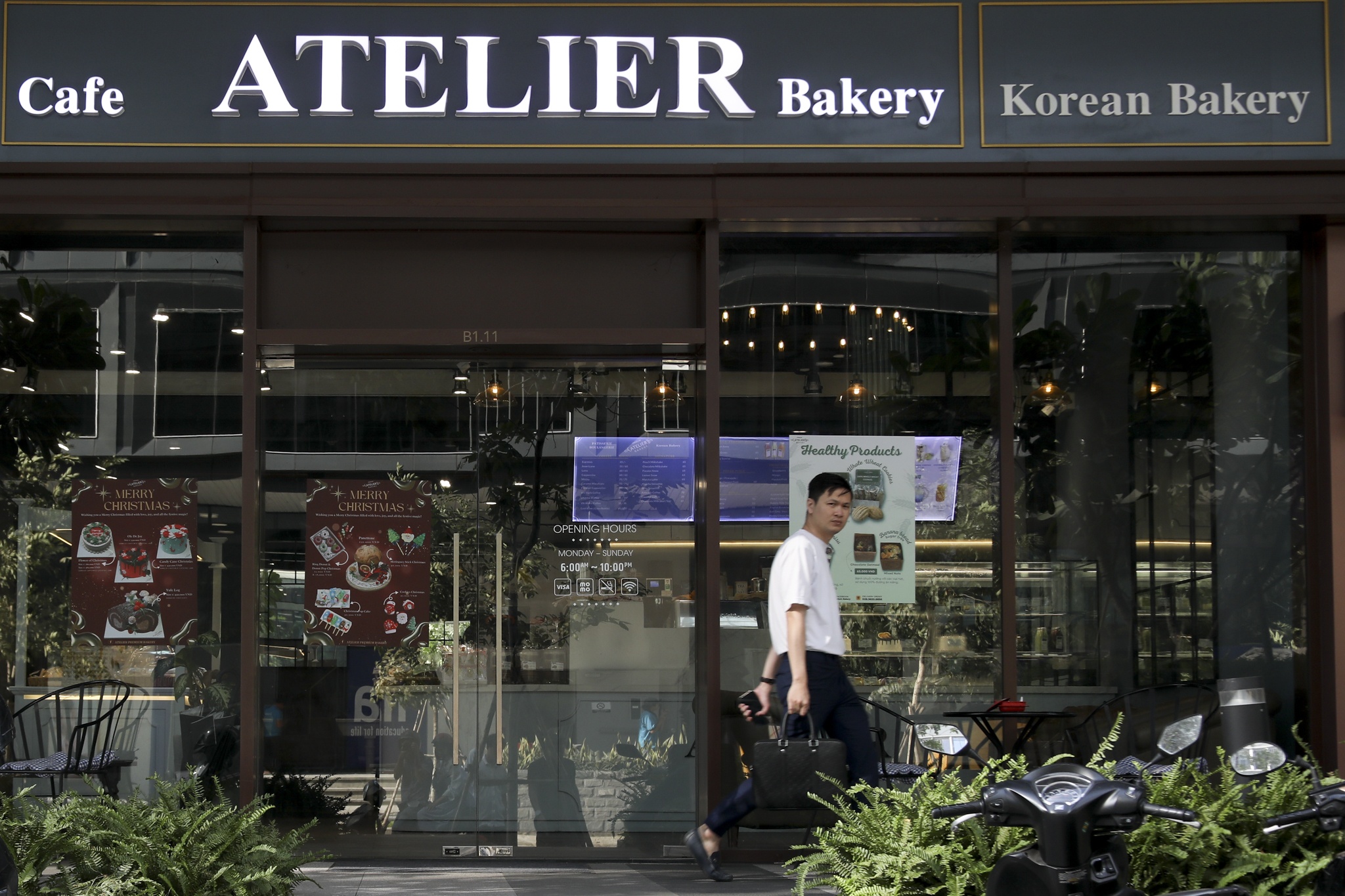 The Metropole,  cua hang,  khach hang anh 10