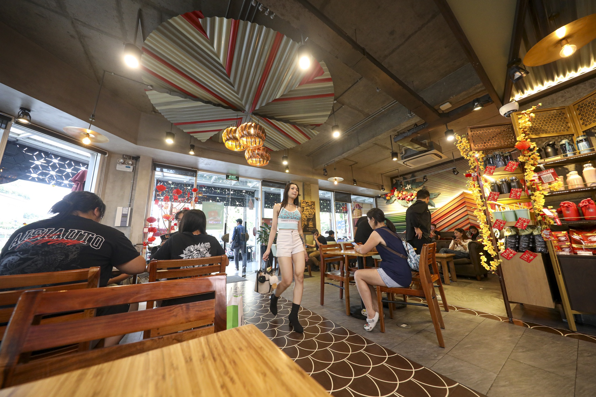 The Metropole,  cua hang,  khach hang anh 1