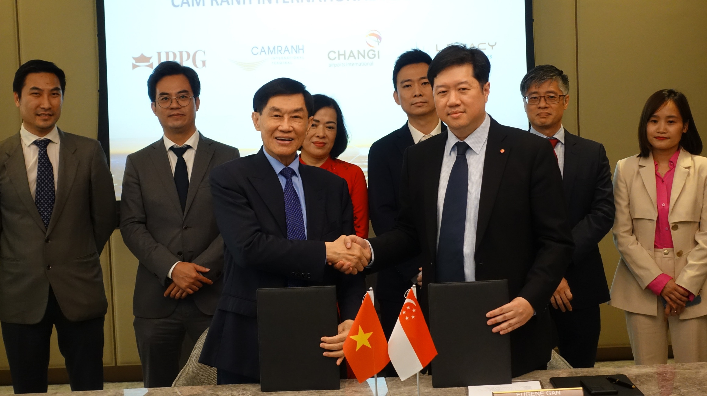 Ong Johnathan Hanh Nguyen muon san bay Cam Ranh hien dai nhu Changi hinh anh