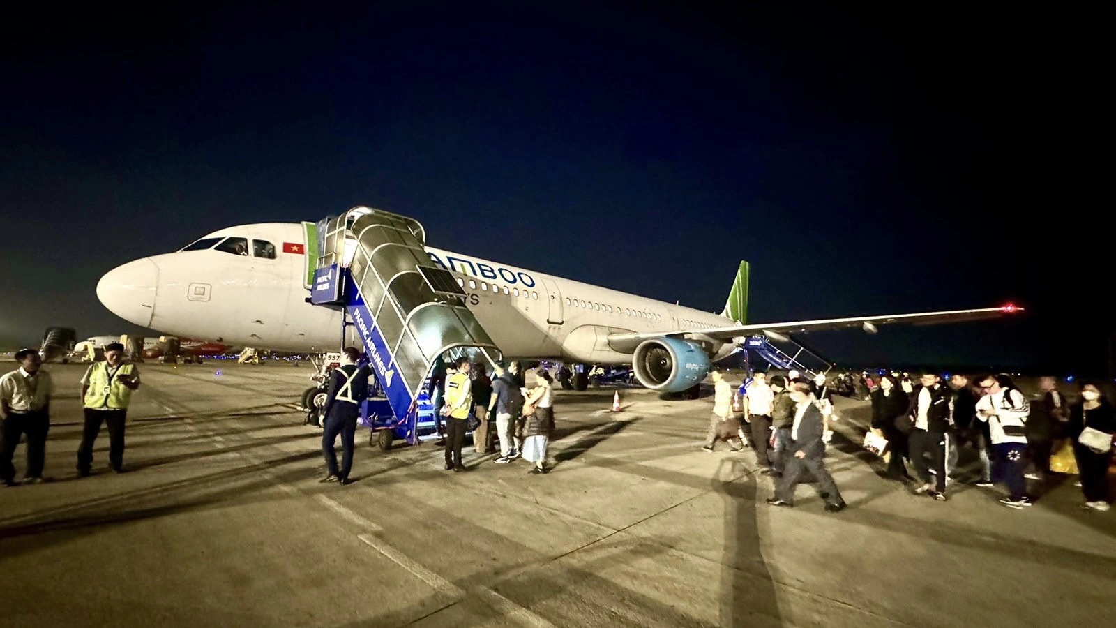 Pacific Airlines lam dich vu mat dat cho Bamboo Airways o Noi Bai hinh anh