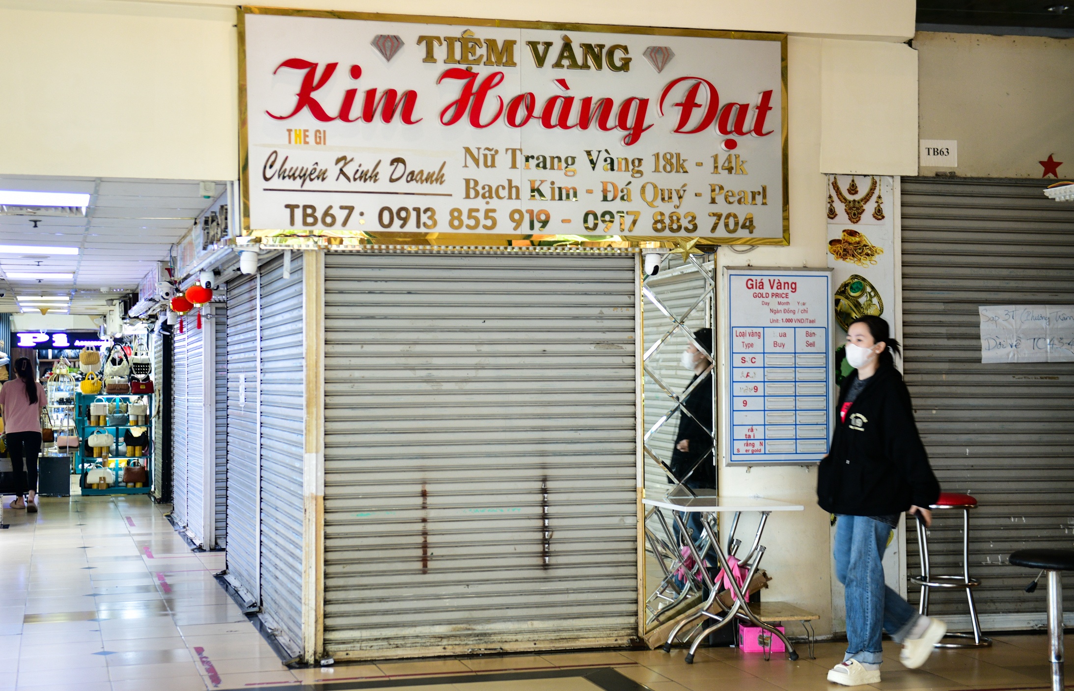 Hang loat tiem vang TP.HCM dong cua 'ne' kiem tra hinh anh