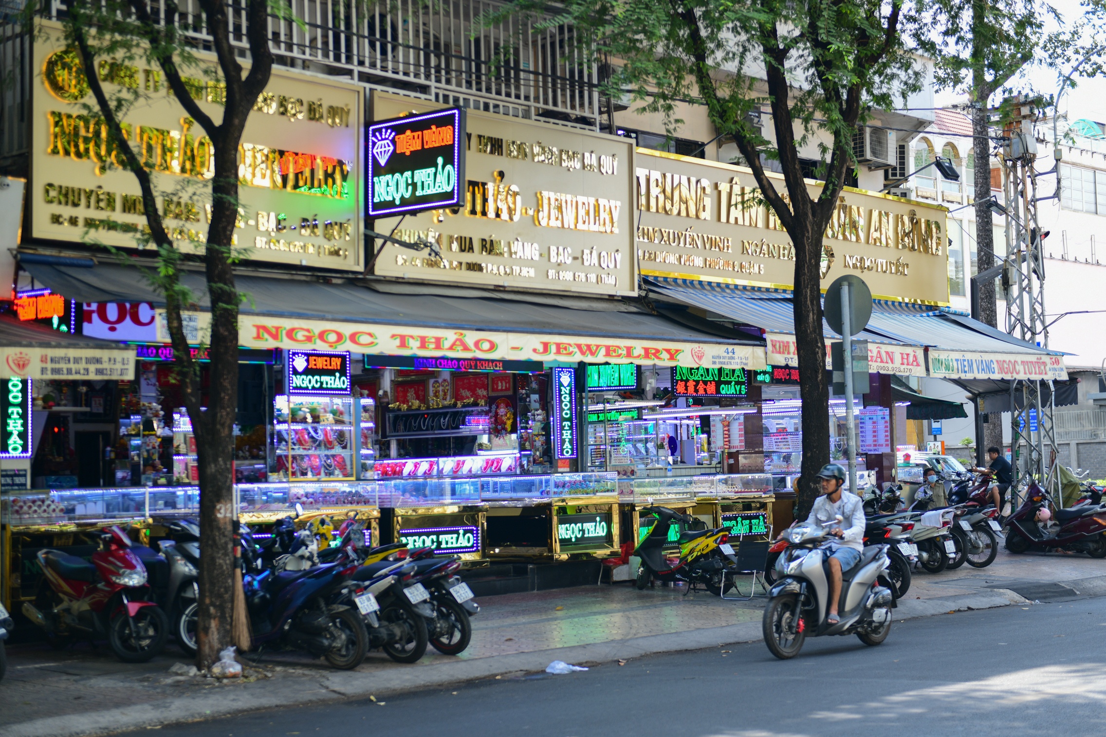 Ngan hang Nha nuoc lam viec voi TP.HCM quan ly thi truong vang hinh anh