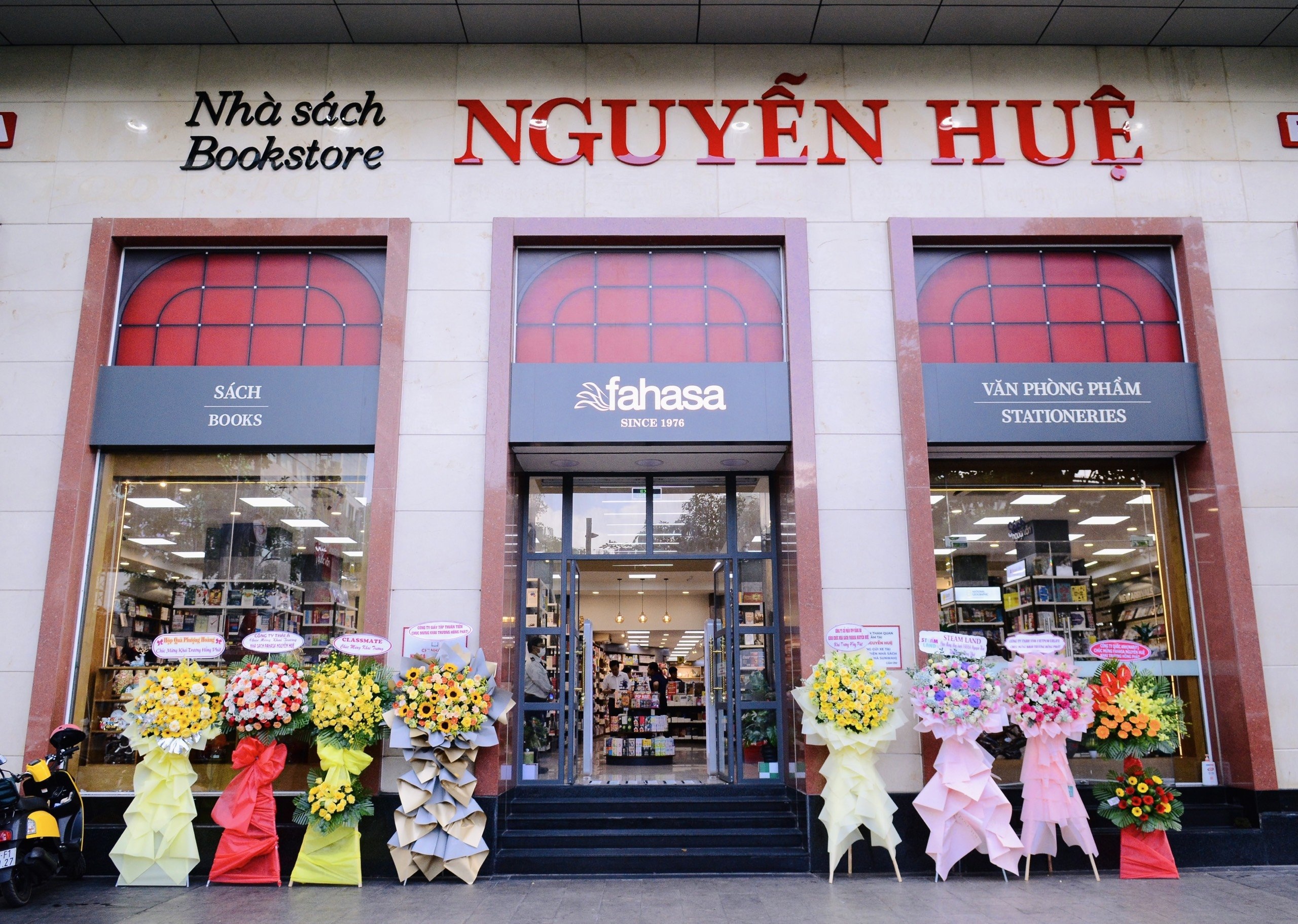 Fahasa lam moi nha sach gan 50 nam tuoi tai TP.HCM hinh anh