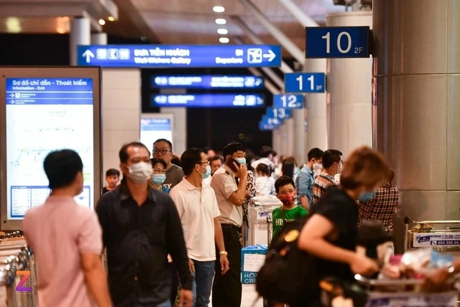 Giam gan 200 chuyen bay tu Tan Son Nhat dip le 30/4 vi gia ve dat do? hinh anh