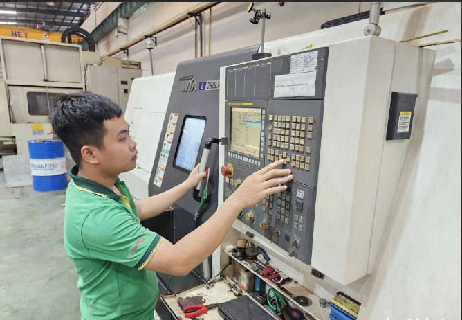 Doanh nghiep giam 15% tien dien nho lam ca dem mua nong ky luc hinh anh