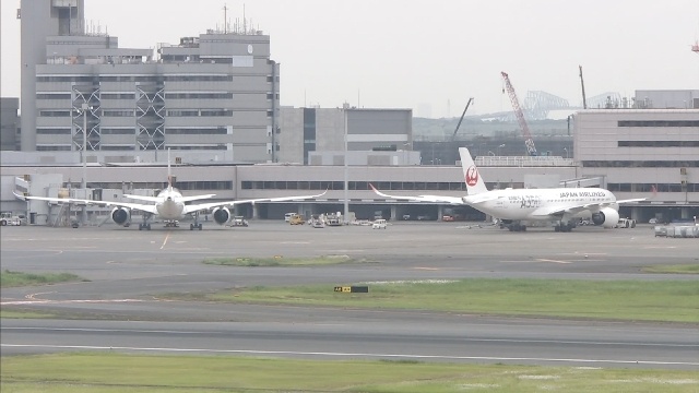 Hai may bay cua Nhat Ban va cham o san bay Haneda hinh anh