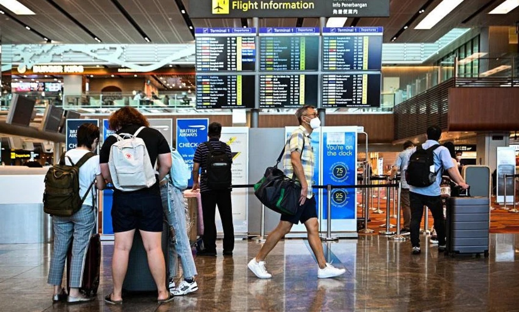 Gia ve may bay toan cau dang giam hinh anh