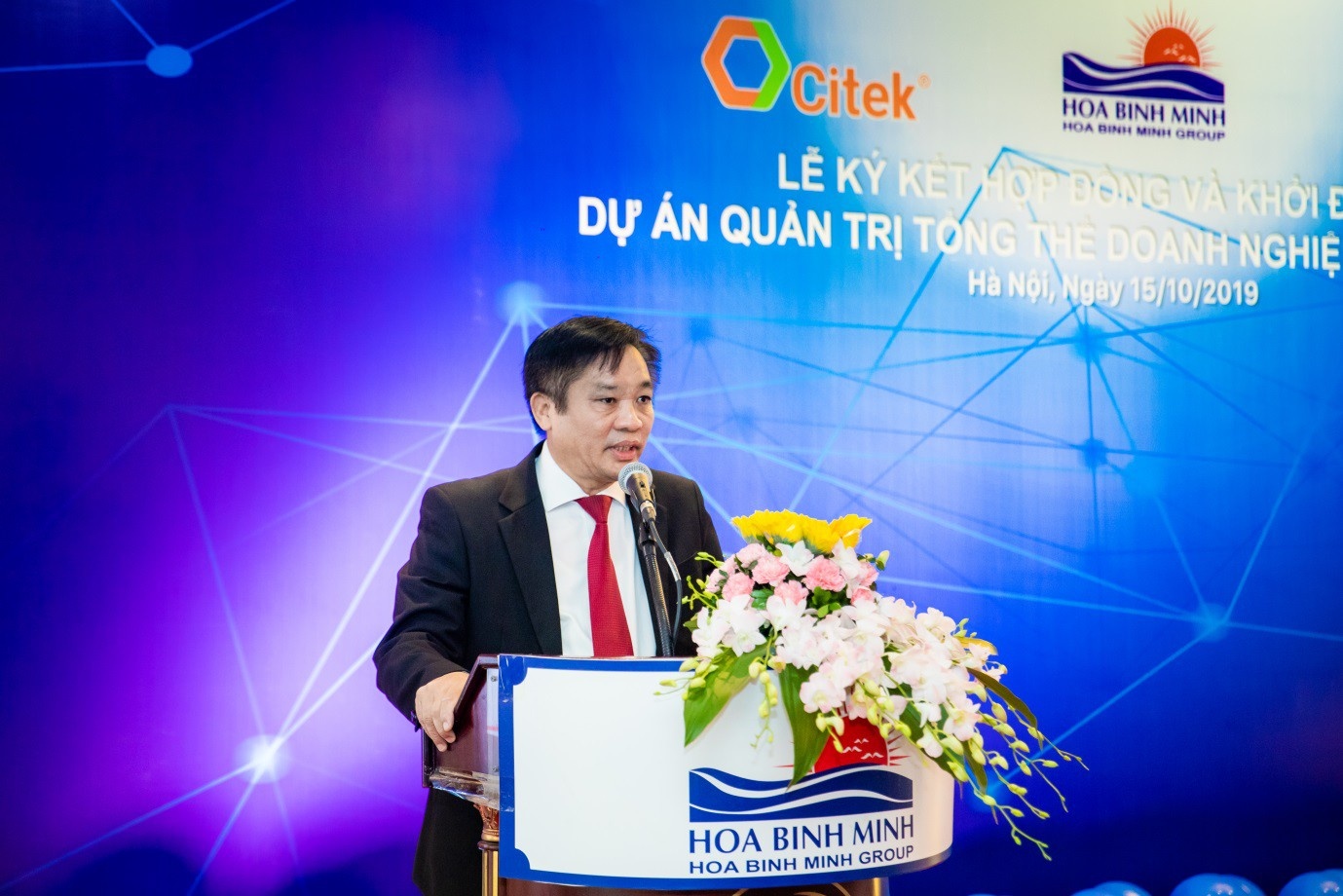 Mot chu tich doanh nghiep bi phat vi mua 'chui' co phieu hinh anh