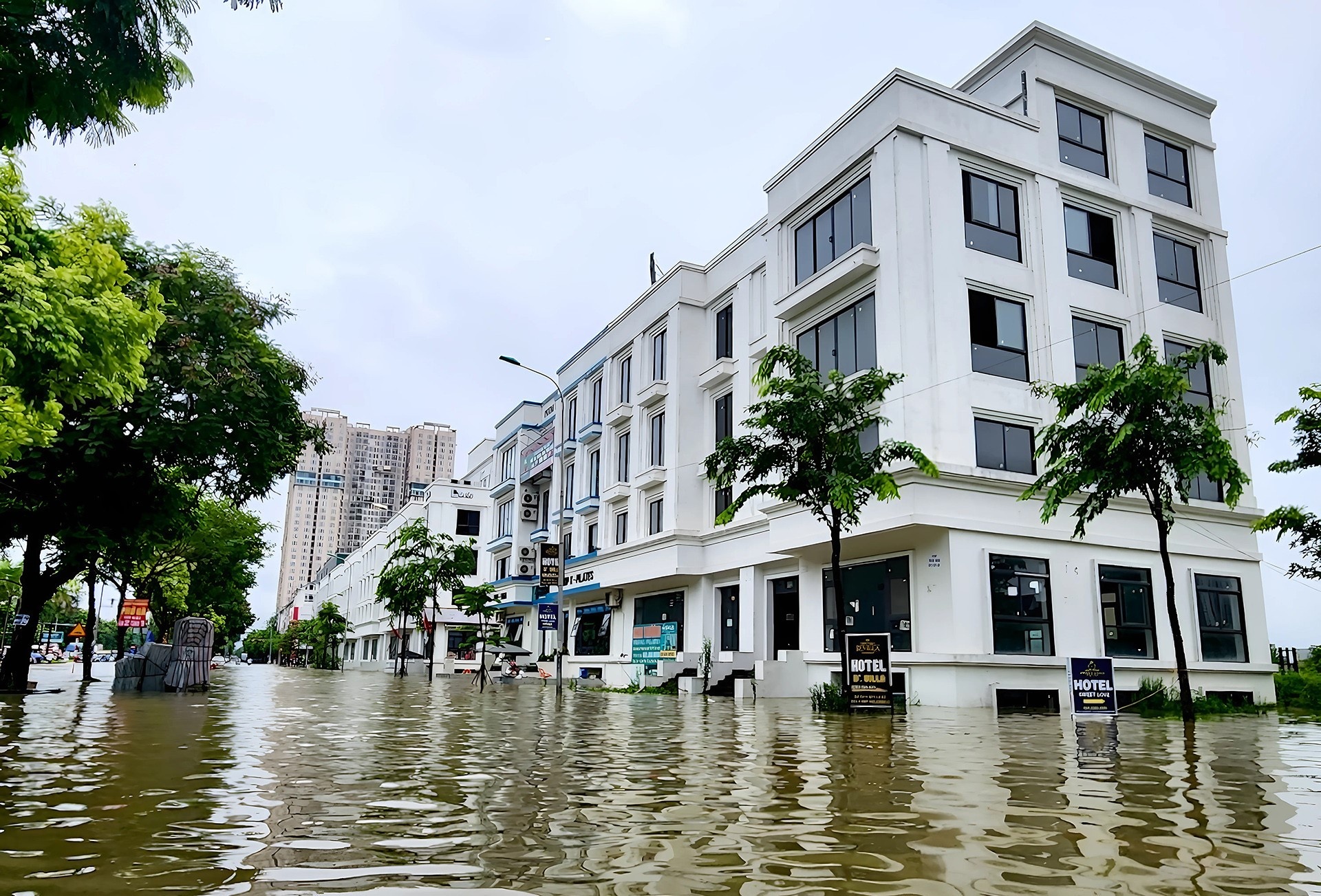 Vi sao khu nha trieu USD cu mua la ngap sau trong bien nuoc? hinh anh