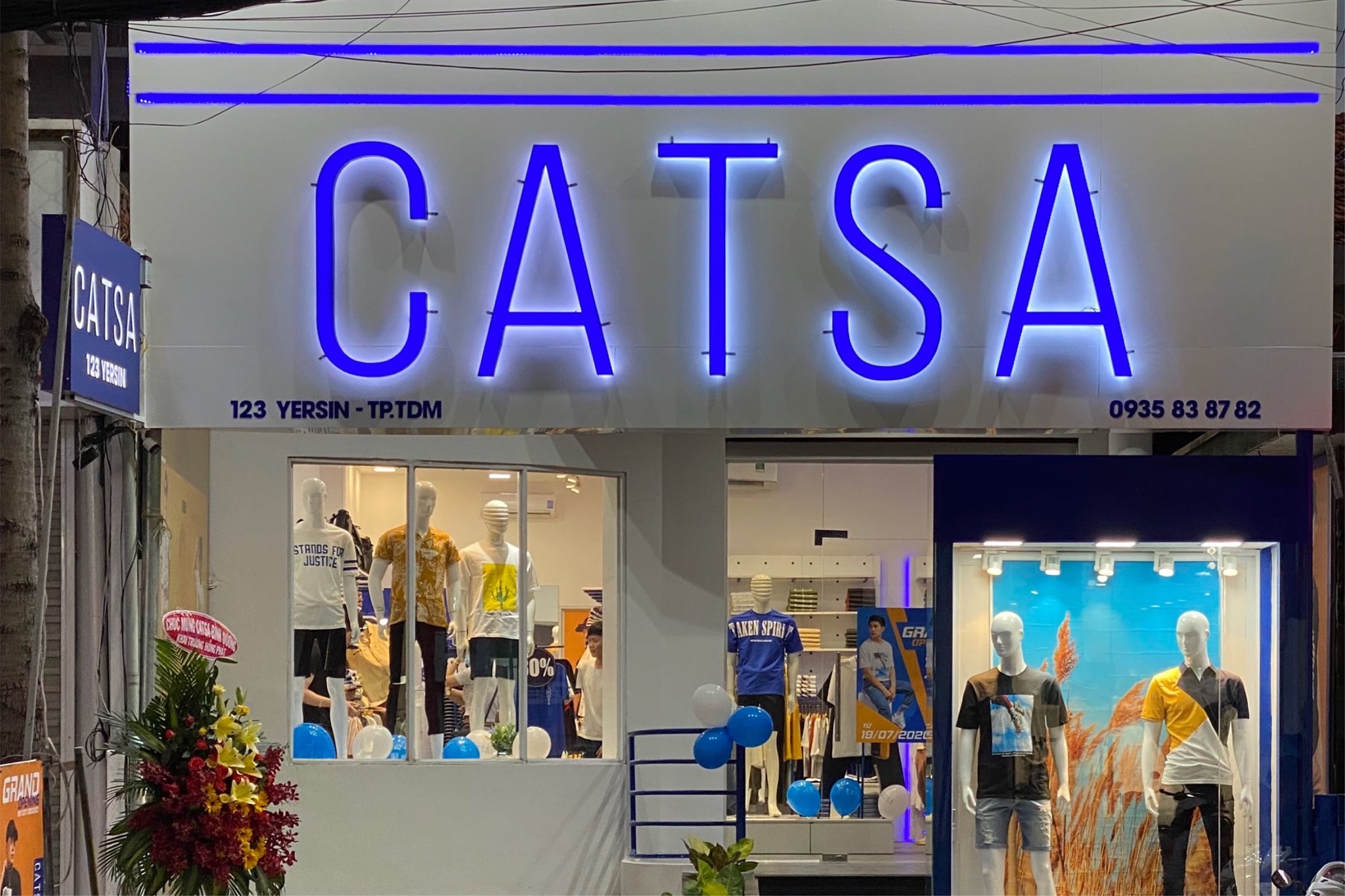 Thuong hieu thoi trang 13 nam tuoi o TP.HCM dong toan bo 22 cua hang hinh anh