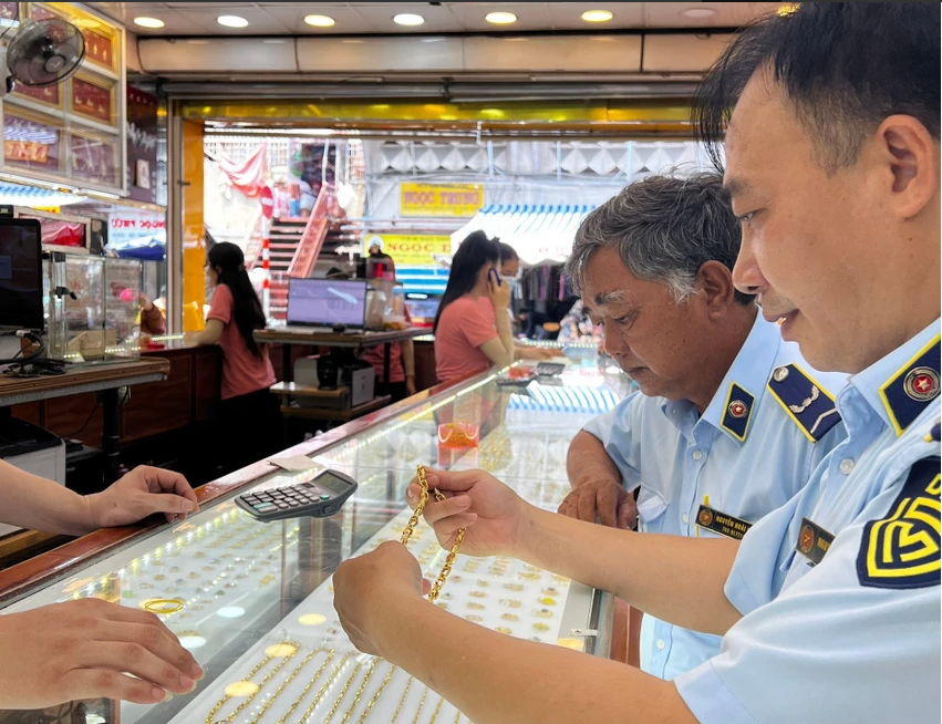 TP.HCM tam giu nhieu vang trang suc tri gia hon 14 ty dong hinh anh