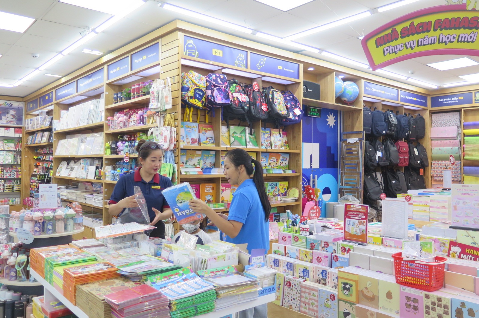 Sep Fahasa: 'Nhieu nha sach khong man ma voi sach giao khoa' hinh anh