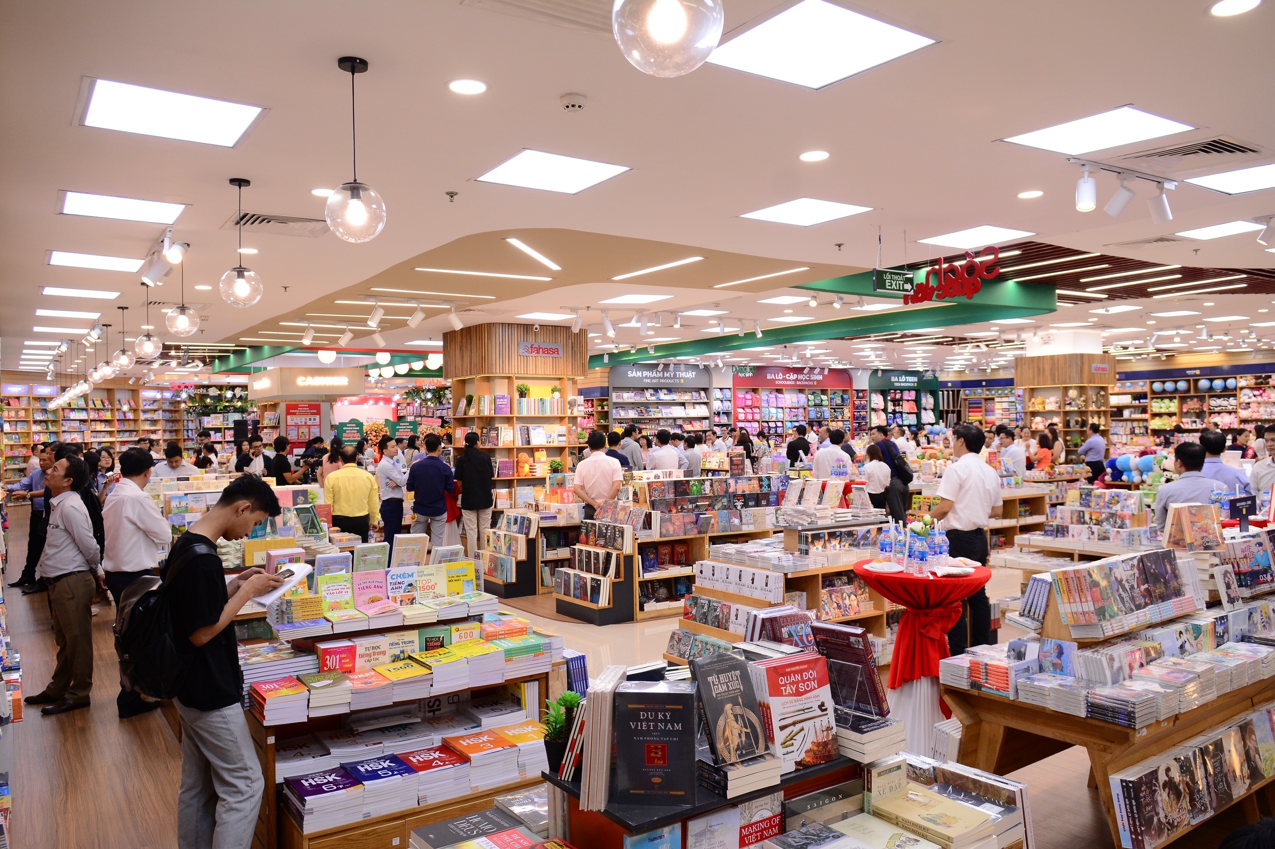 Fahasa mo moi 7 nha sach, thu hon 12 ty dong moi ngay hinh anh