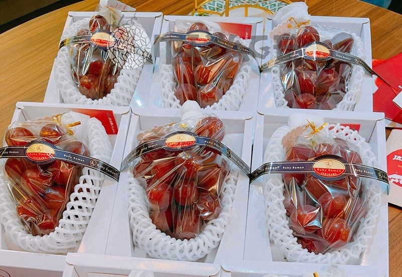 Nho Nhat dat nhat the gioi ve Viet Nam gia 12 trieu dong/kg hinh anh