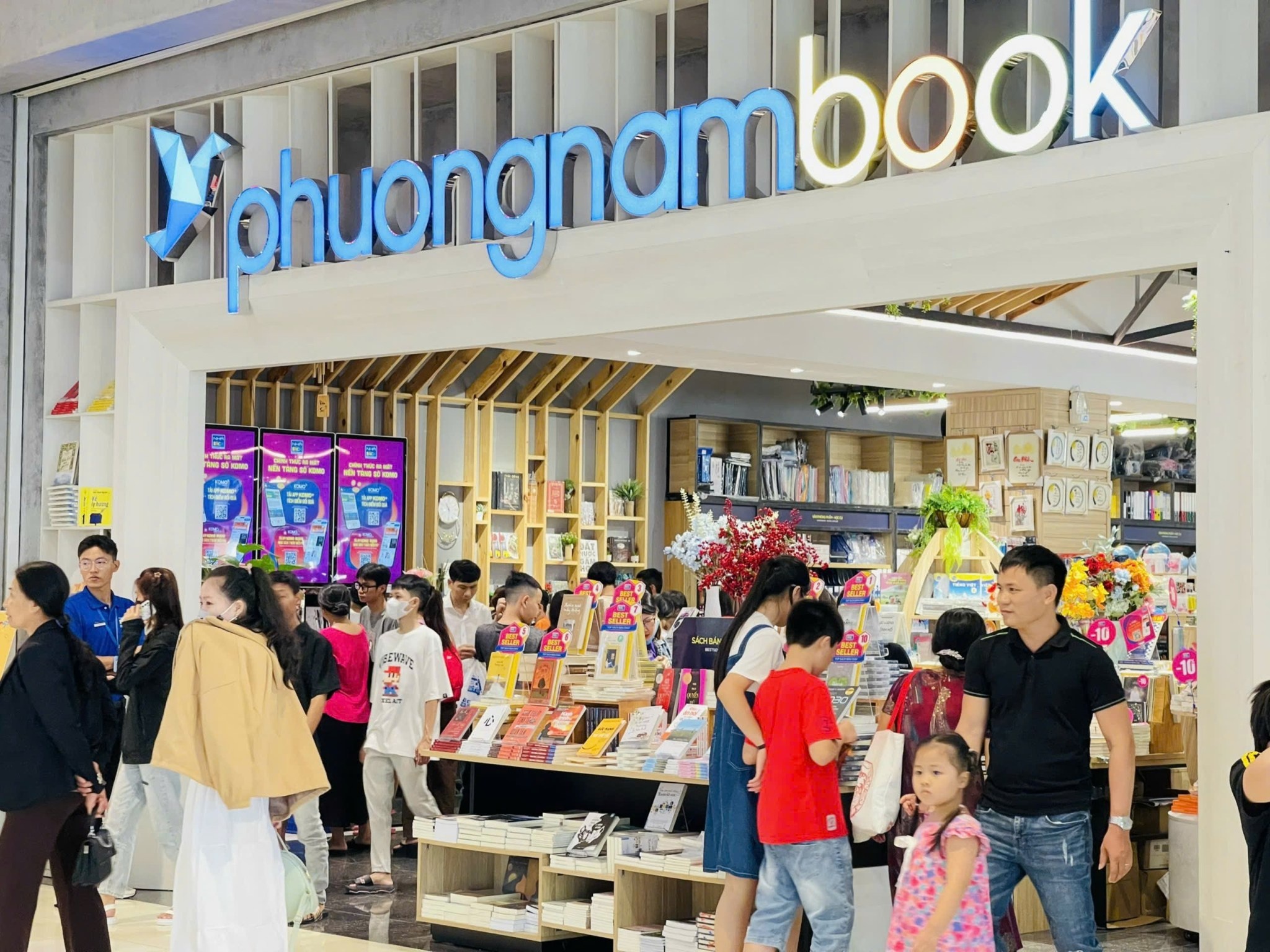 Nha sach Phuong Nam thu 290 ty dong sau nua nam hinh anh