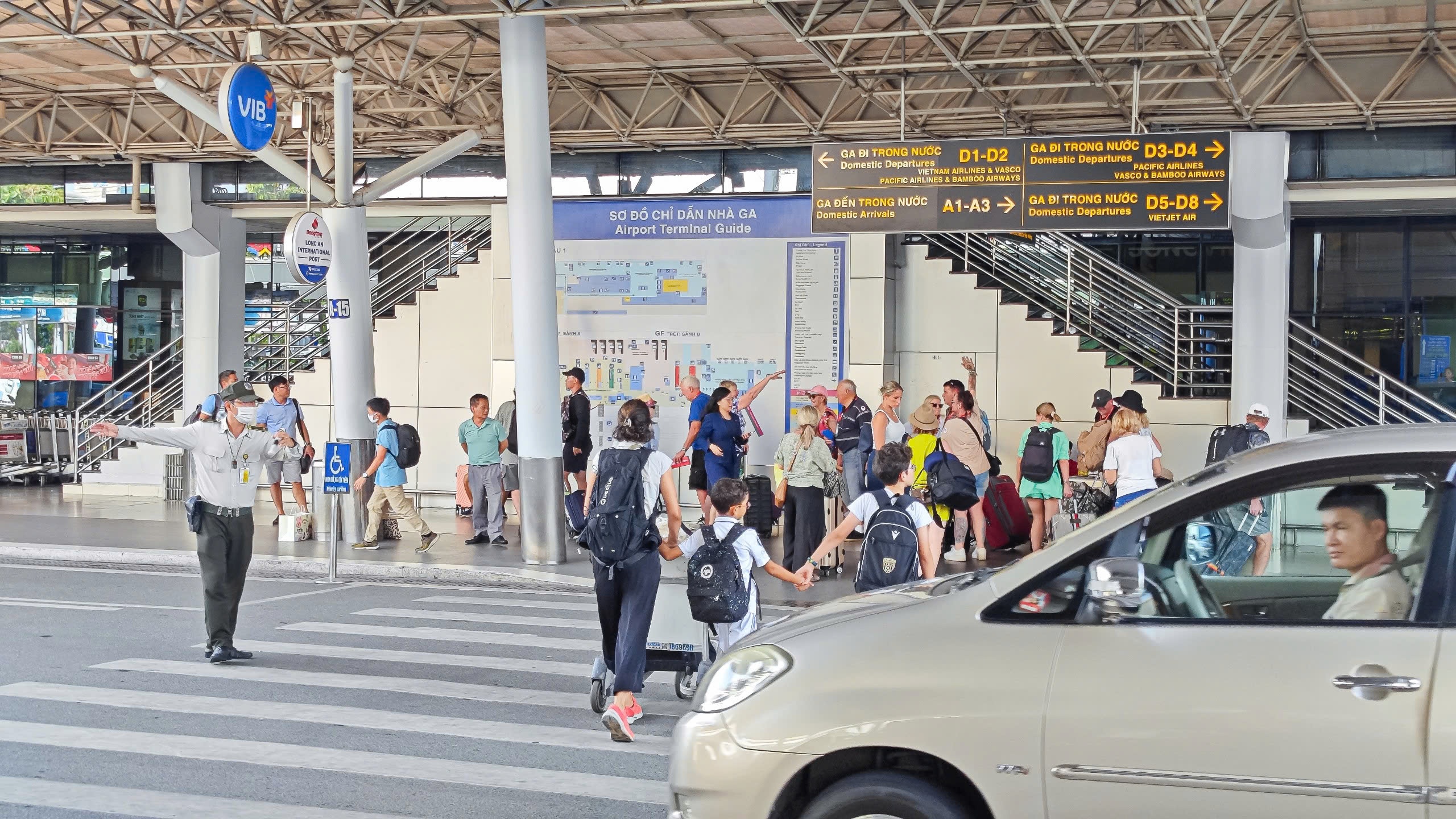 San bay Tan Son Nhat bat ngo vang khach trong ngay cuoi nghi le hinh anh