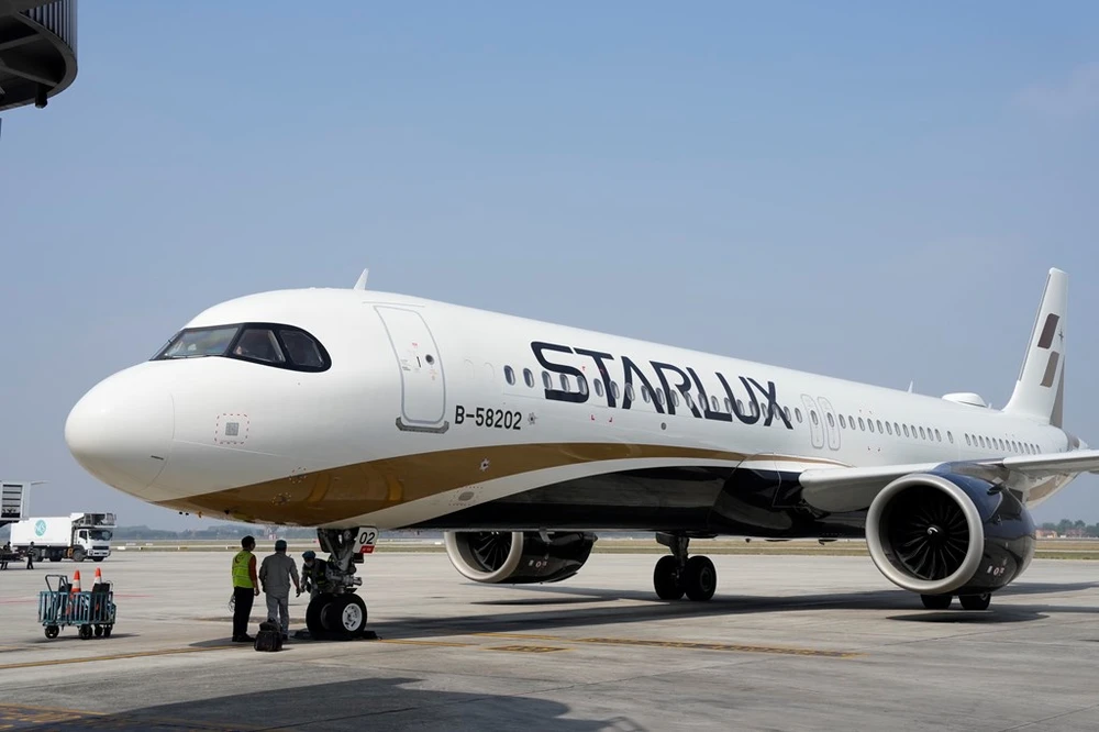 Xe cho hanh ly va cham lam mop dau may bay o Noi Bai hinh anh