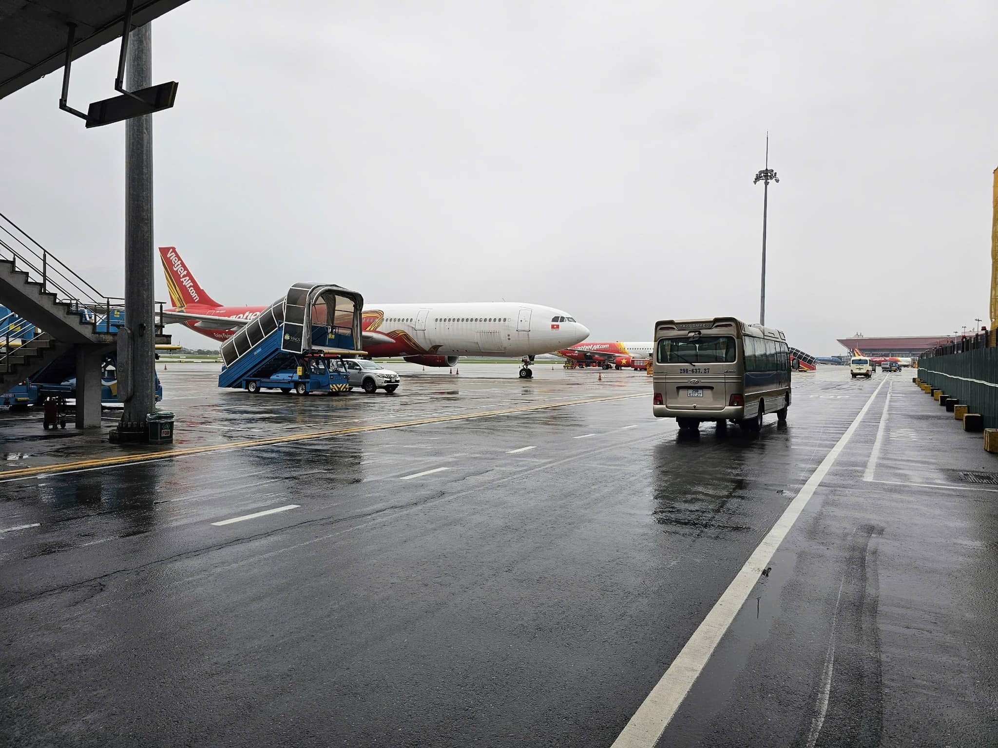San bay Noi Bai hoat dong lai, san bay Van Don thiet hai nang do bao hinh anh