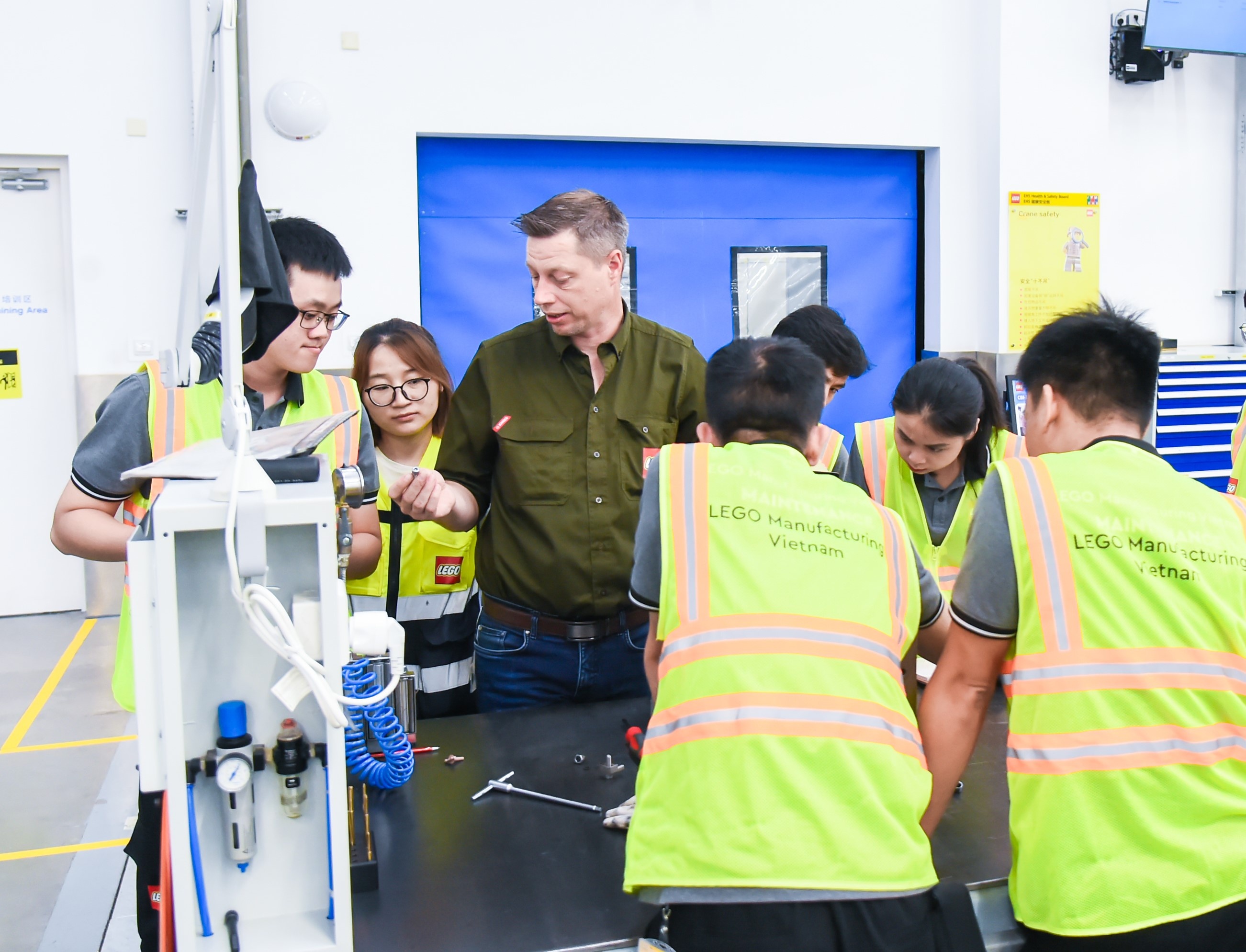 Lego muon tao hon 4.000 viec lam cho lao dong tay nghe cao o Viet Nam hinh anh