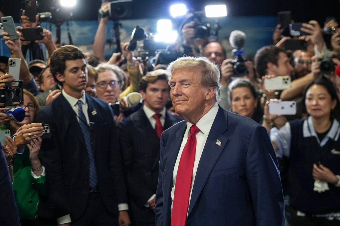 Ong Trump mat hon 200 trieu USD sau cuoc tranh luan voi ba Harris hinh anh