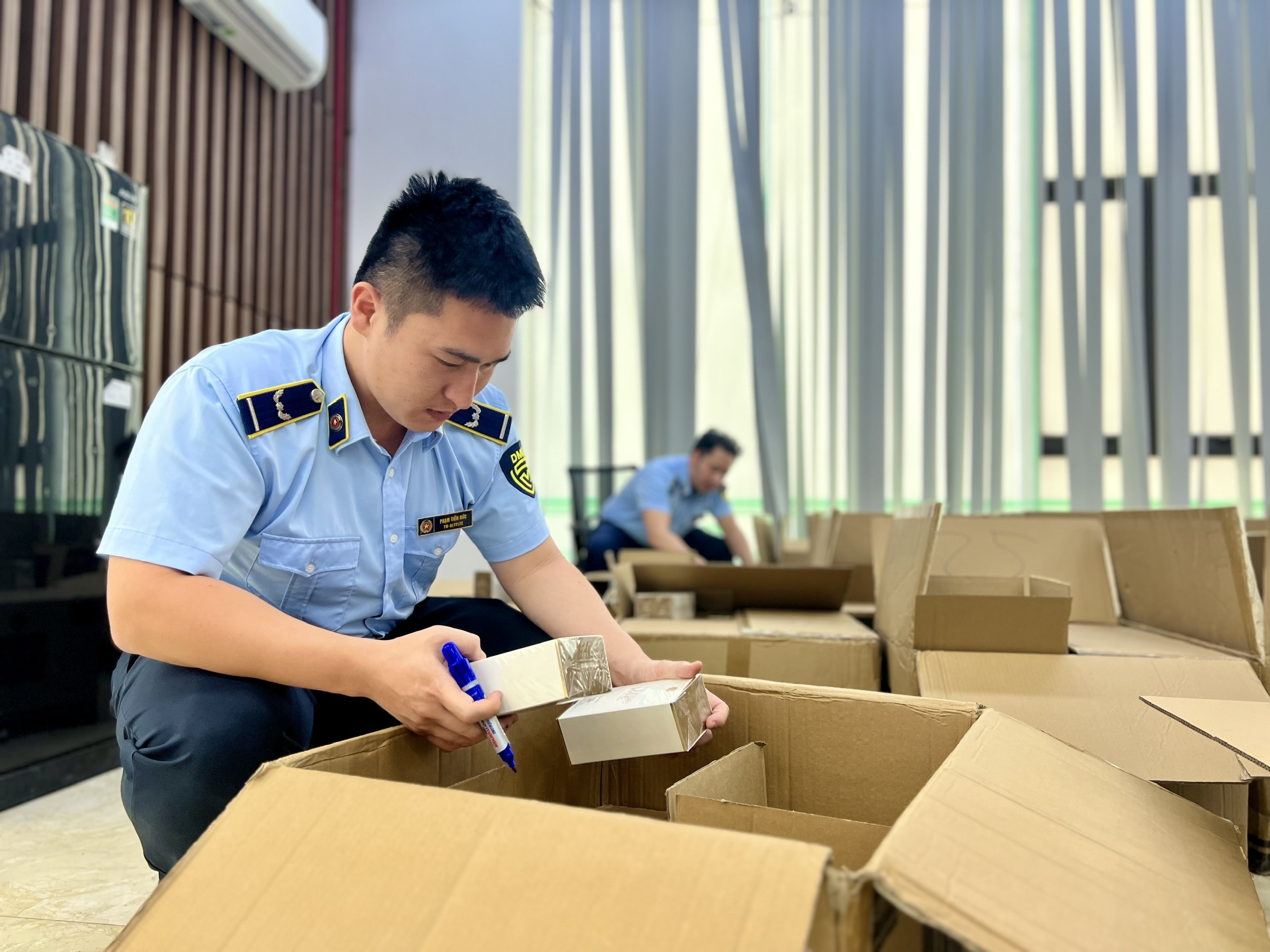 Tam giu 10.000 chai nuoc hoa nghi nhap lau cua TikToker 4 trieu follow hinh anh