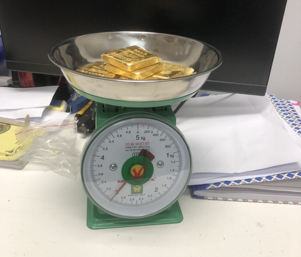 2 khach giau 6 kg vang trong nguoi nhap canh o Noi Bai hinh anh