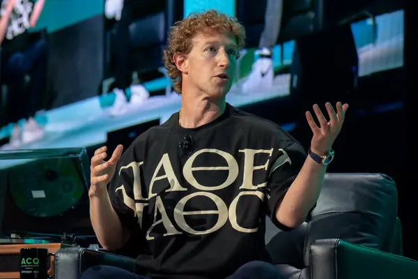 Ong chu Facebook muon ban ao phong hinh anh