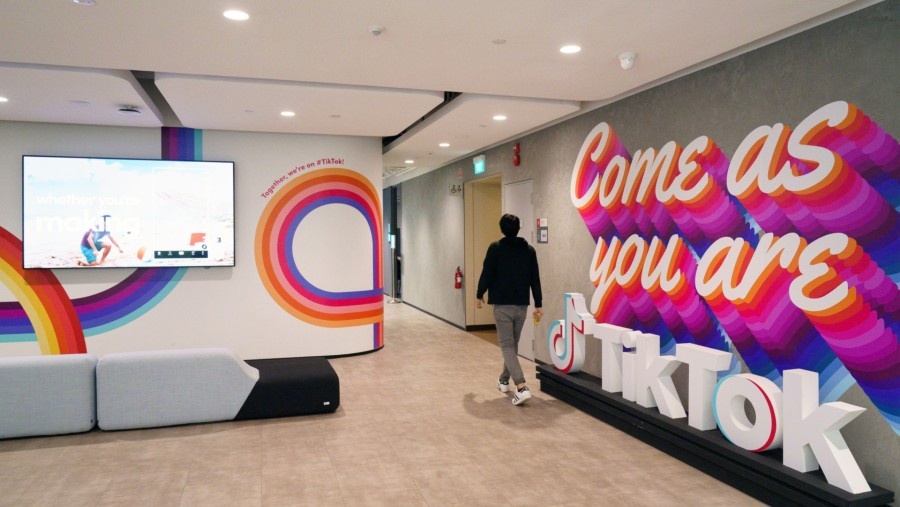 TikTok cat giam hang tram nhan su hinh anh