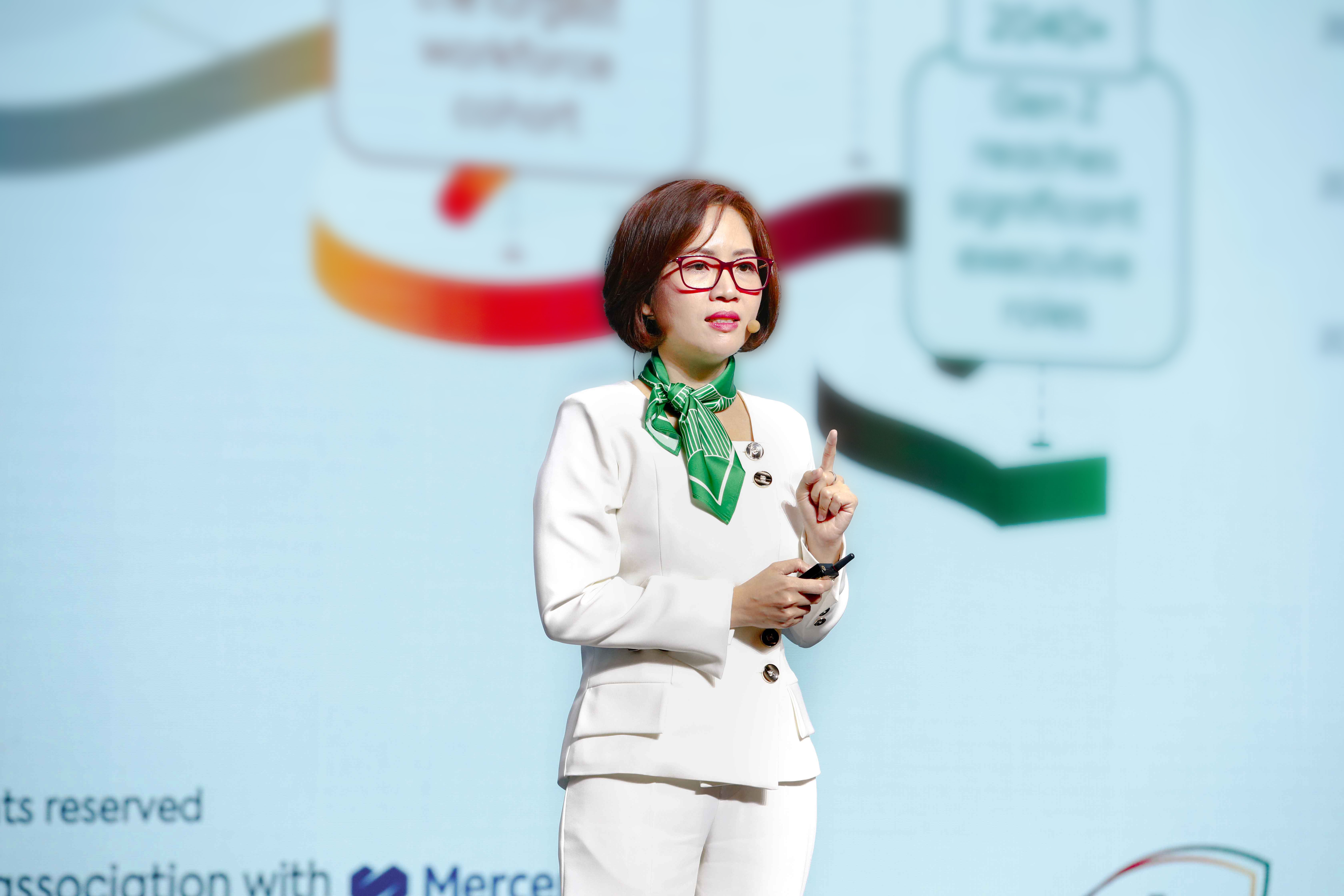 Luong nhan su TP.HCM cao hon 17% so voi Ha Noi hinh anh