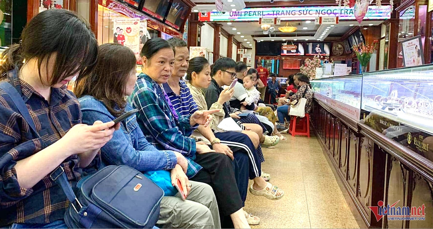 Gia vang rot manh, cua hang bong du vang ban khong gioi han hinh anh