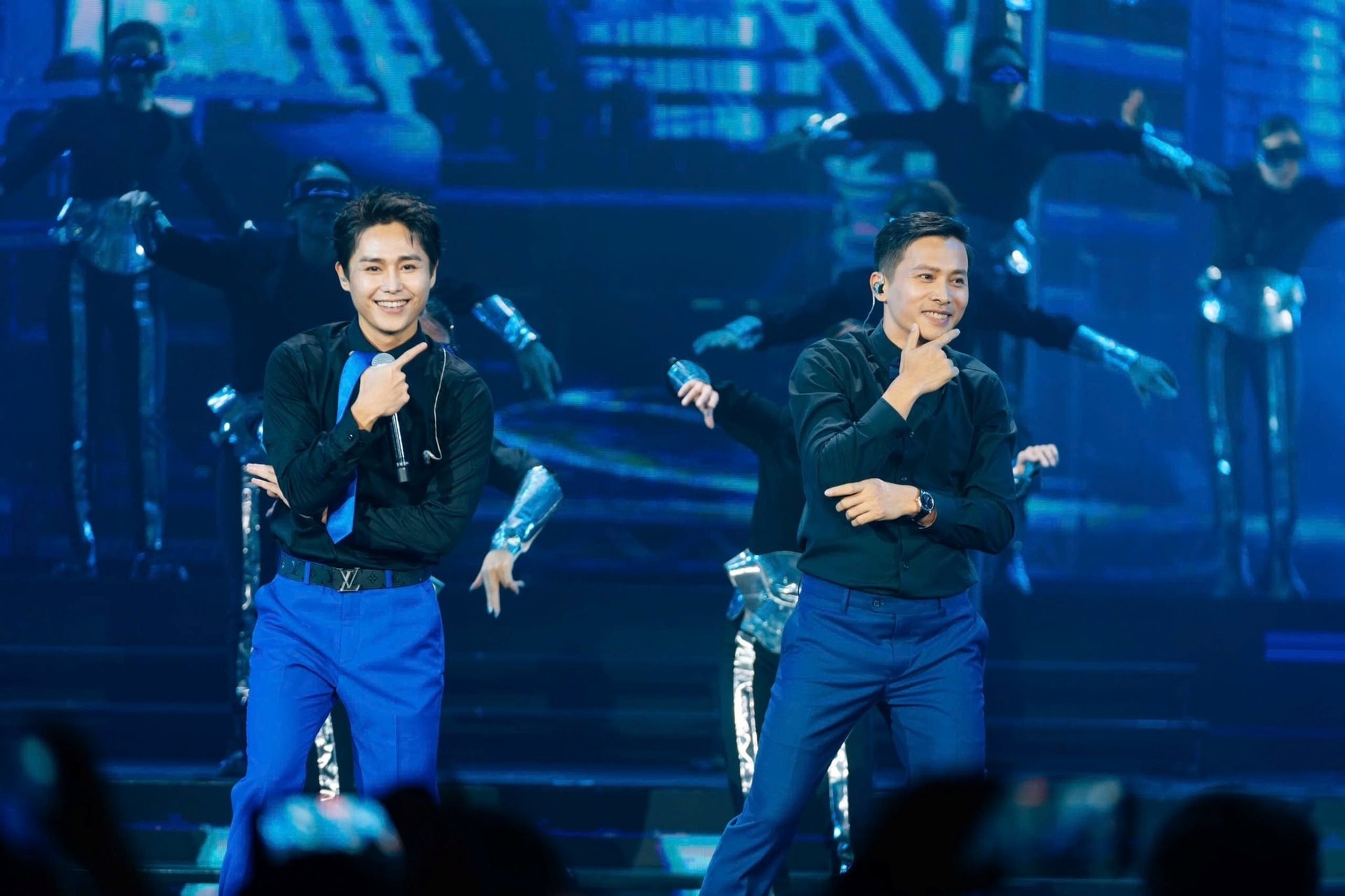 Chan dung CEO ngan hang nhay 'Ben tren tang lau' gay sot hinh anh