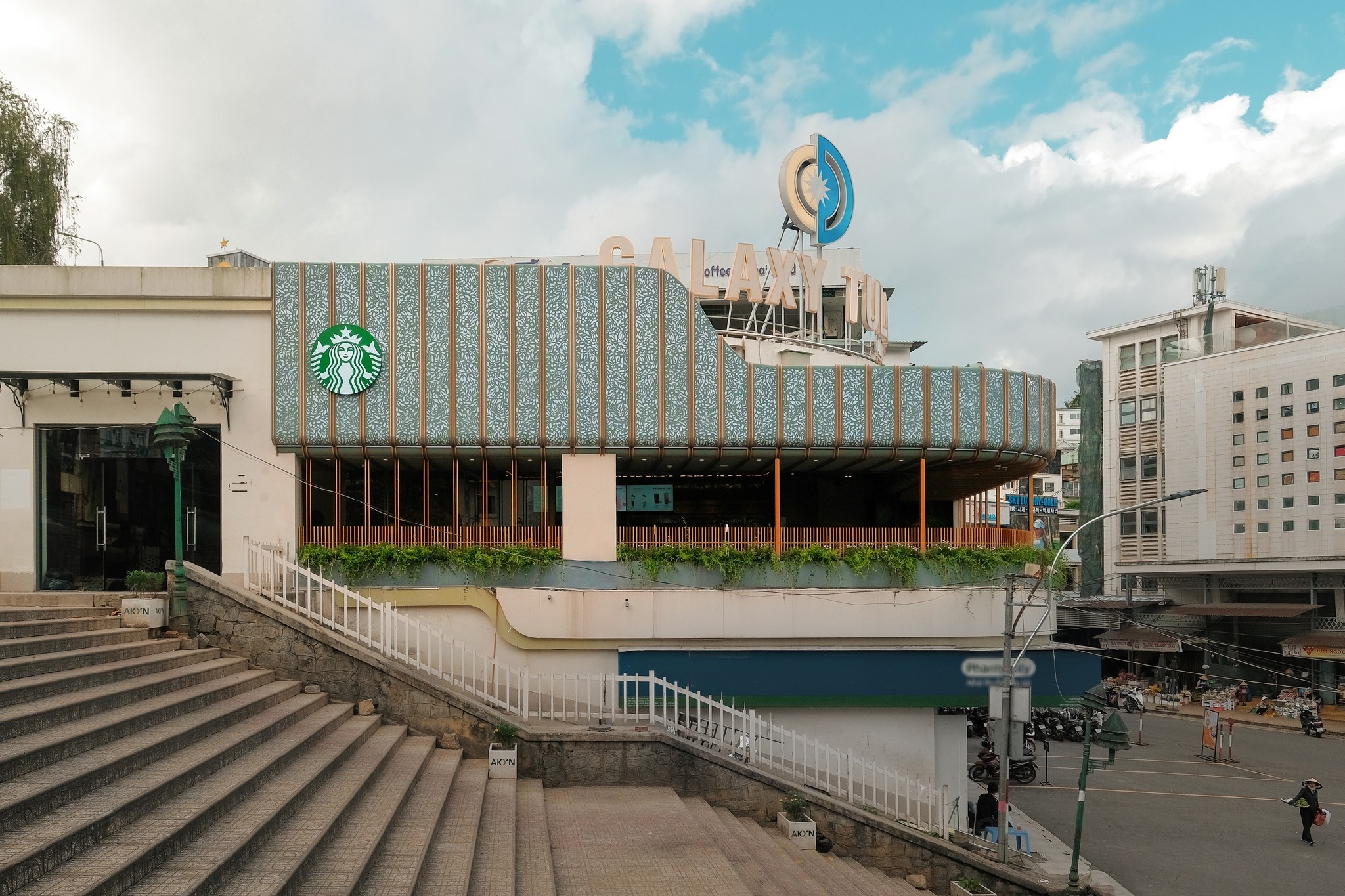 Starbucks 'nhap gia tuy tuc' tu Hoi An den Da Lat hinh anh