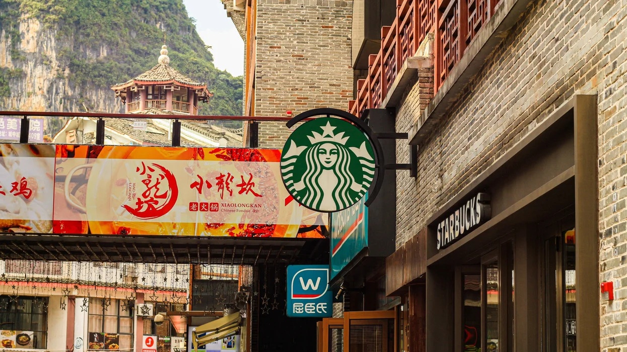 Starbucks can nhac ban co phan tai Trung Quoc hinh anh