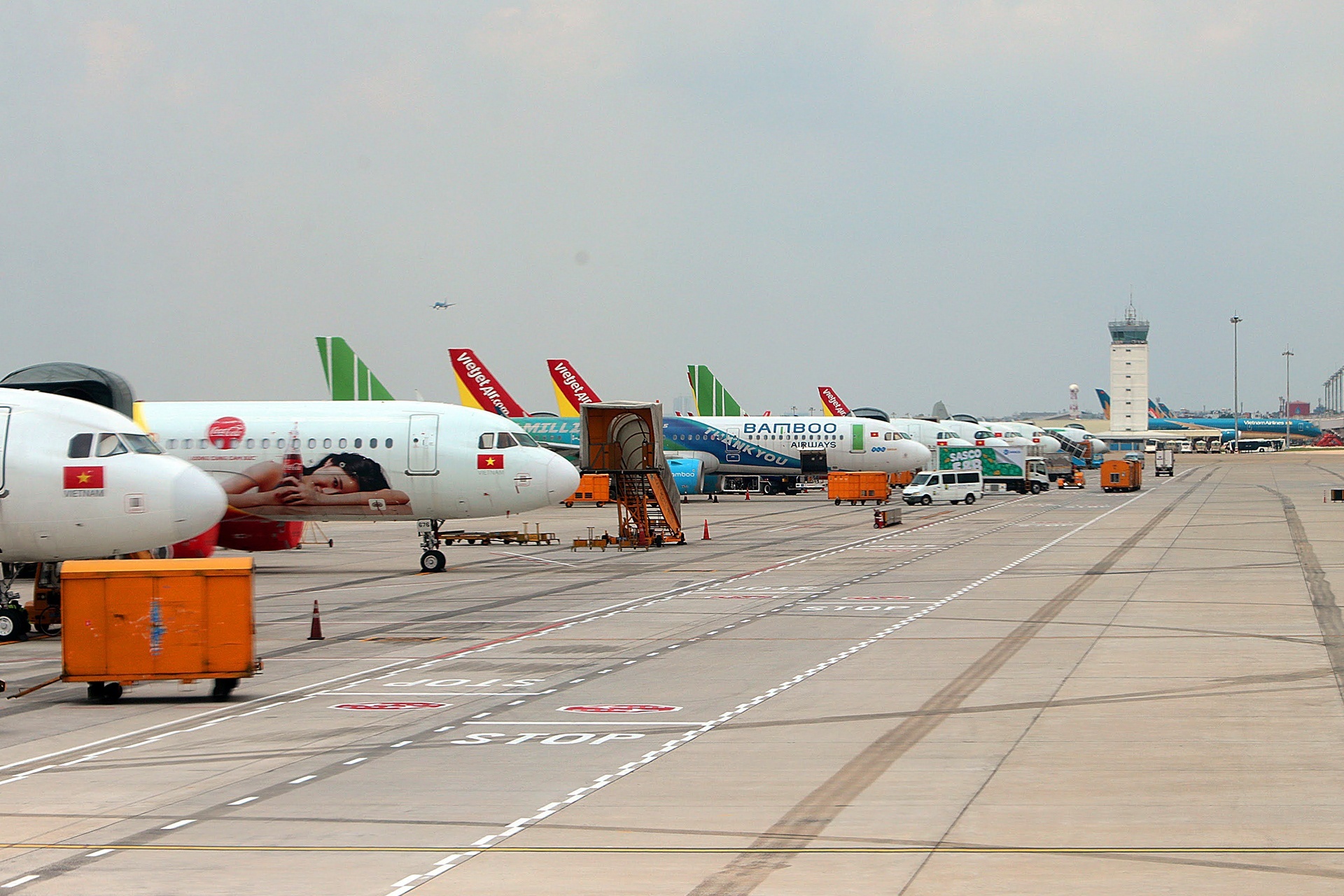 Ve may bay Tet dat do, di tau re hon mot nua hinh anh