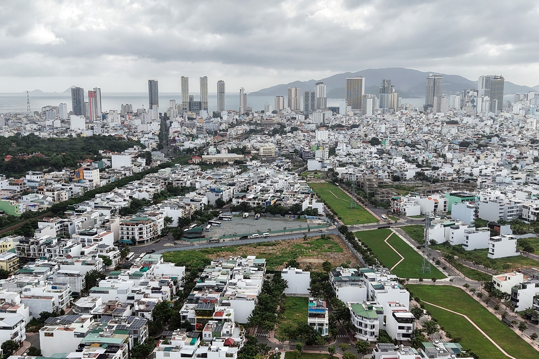 Tam dinh chi 2 quyet dinh ve phe duyet gia dat cua UBND tinh Khanh Hoa hinh anh