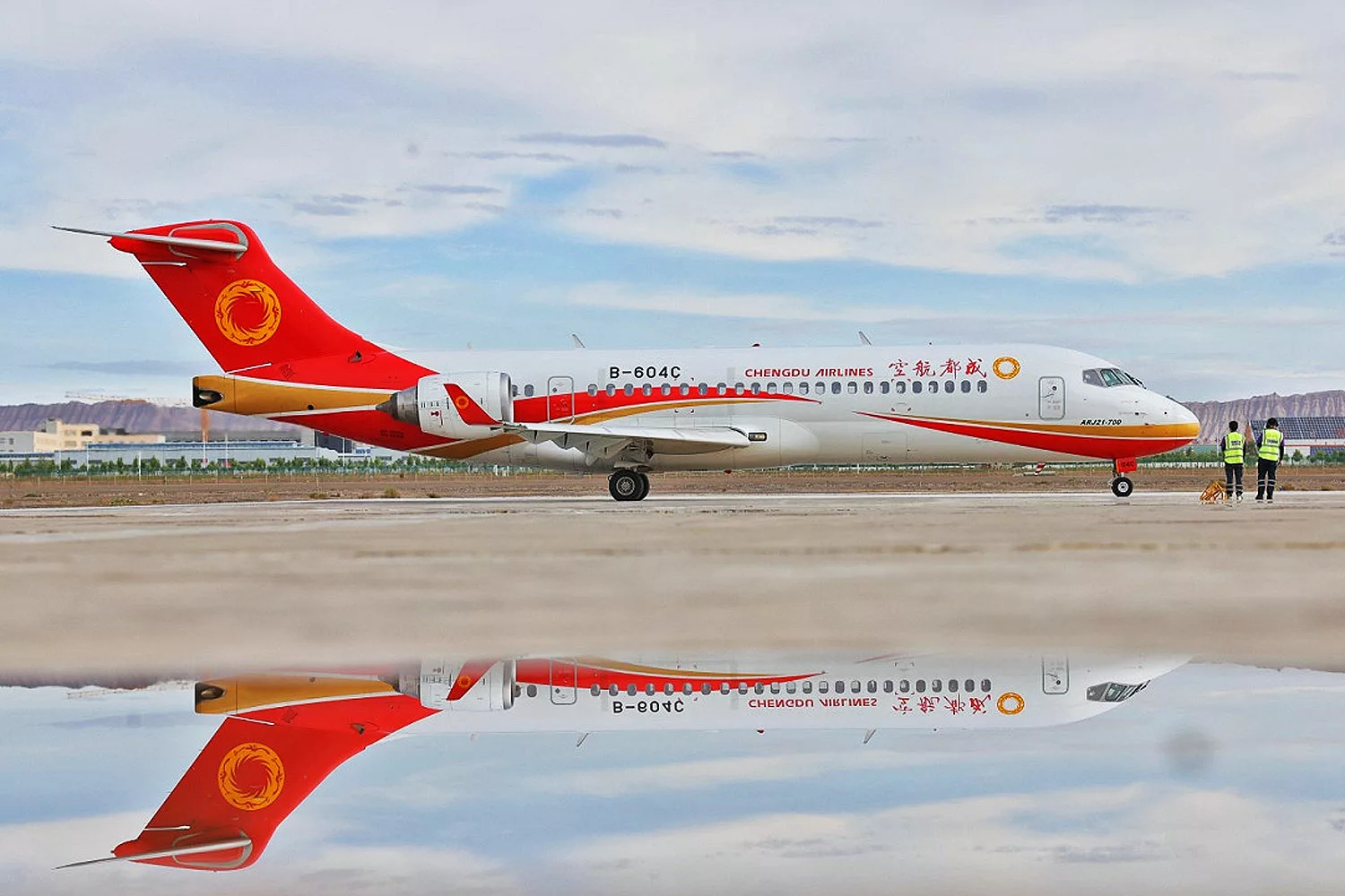 Vietjet muon thue uot 2 may bay Comac bay chang Con Dao hinh anh
