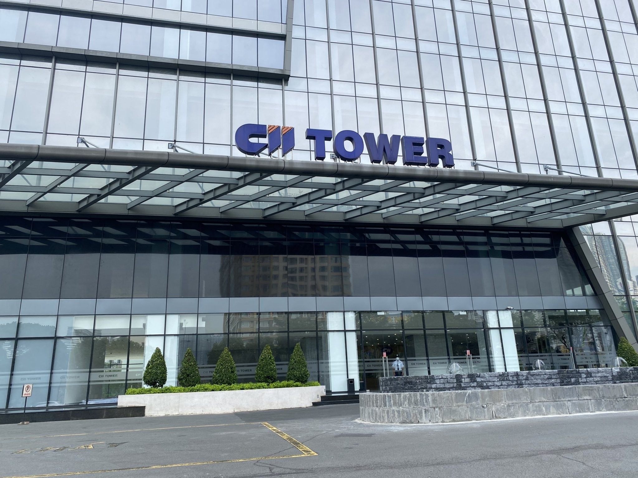 Doanh nghiep dia oc TP.HCM quay so trung thuong de keo co dong di hop hinh anh