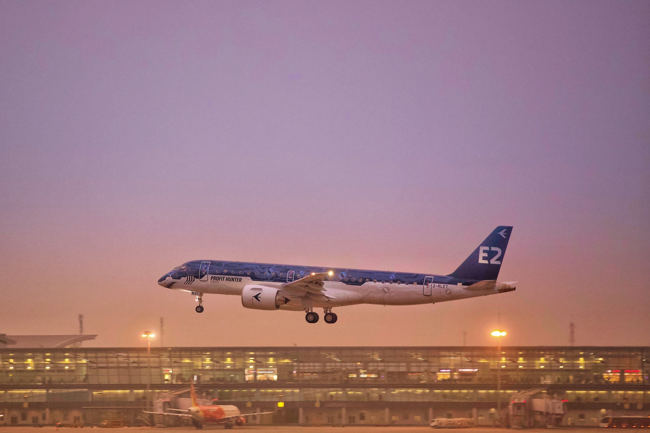 Embraer dang lam viec voi cac hang bay Viet Nam de mo rong doi tau bay hinh anh