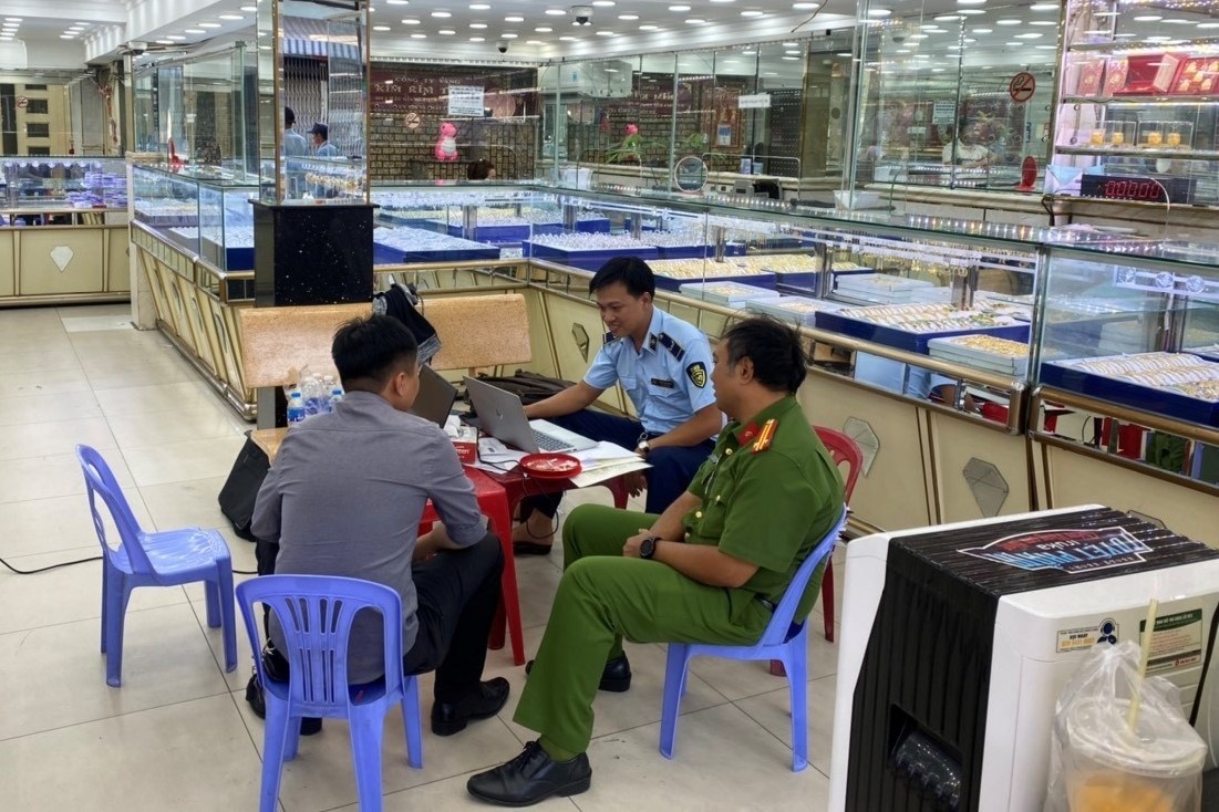 TP.HCM thu giu hon 18 ty dong tien vang, trang suc vi pham hinh anh
