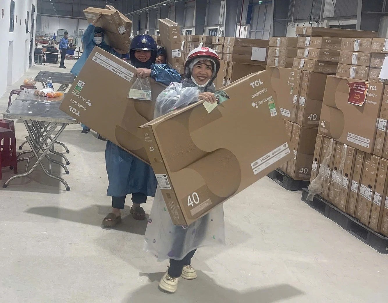 Doanh nghiep Quang Ngai thuong Tet 4.400 tivi cho cong nhan hinh anh