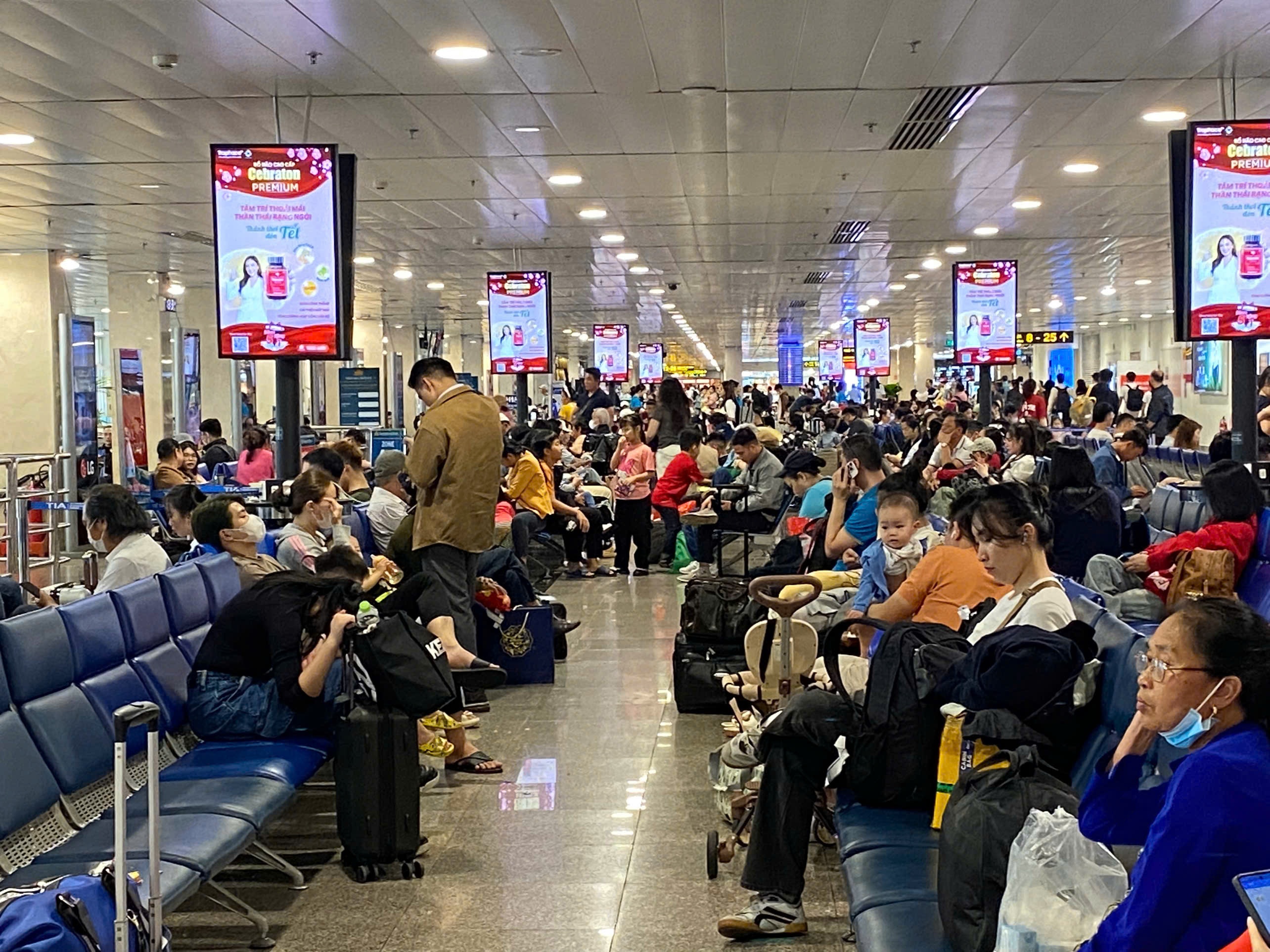 Ton 1 tieng bat xe den san bay Tan Son Nhat hinh anh