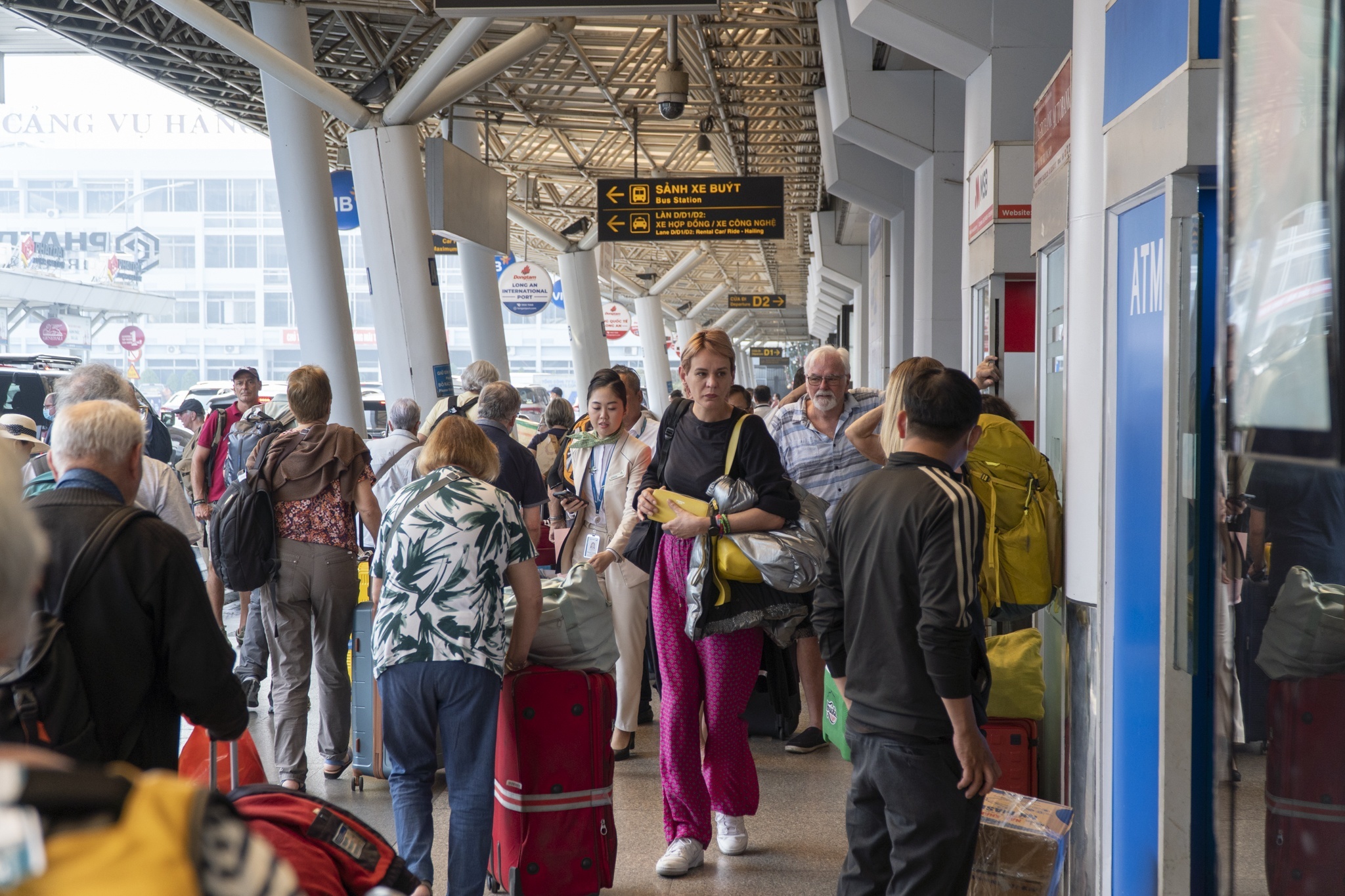 De nghi bo tri xe buyt trung chuyen tai san bay Tan Son Nhat dip Tet hinh anh