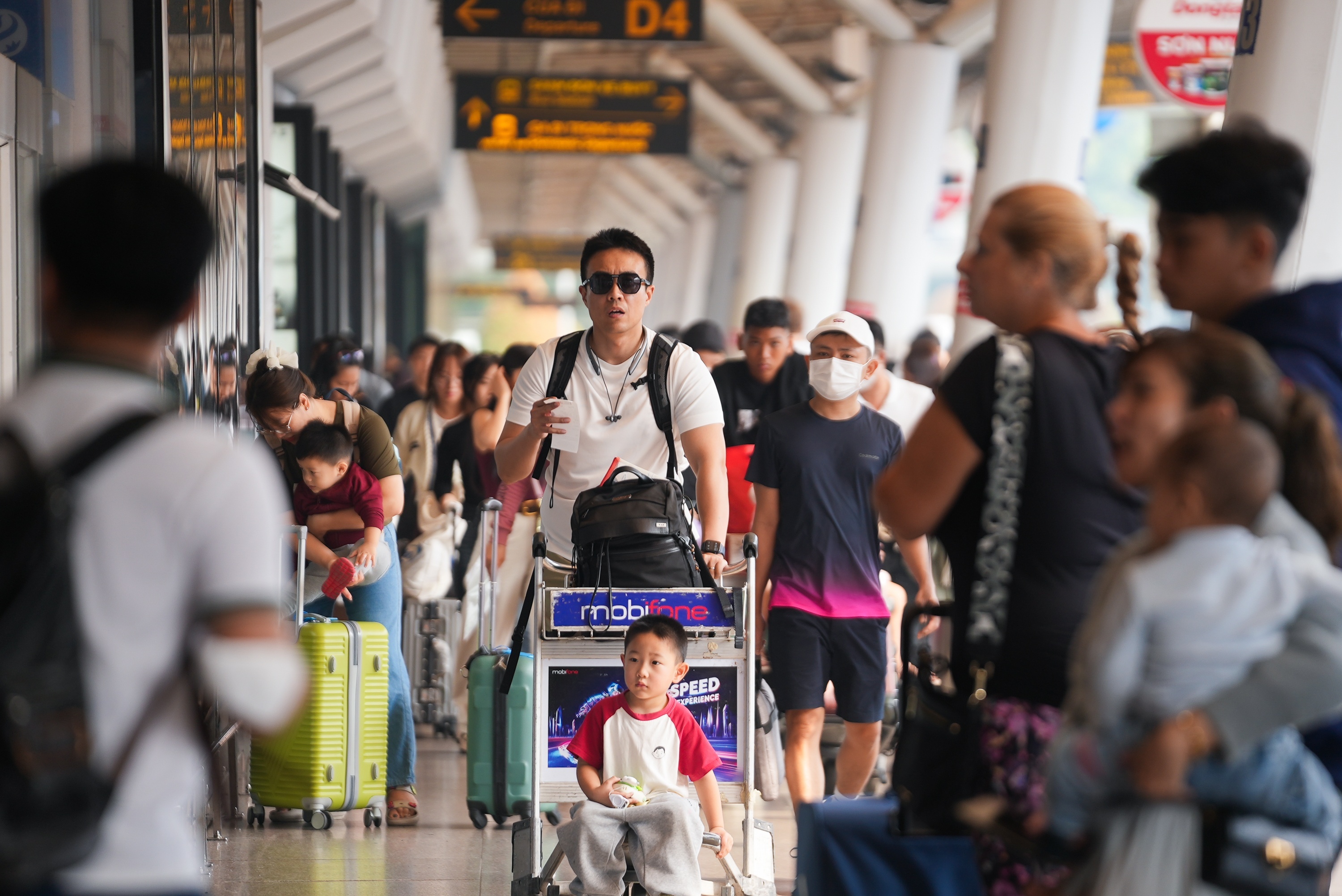 Van con ve may bay 'phut chot' tu TP.HCM di cac tinh, thanh hinh anh